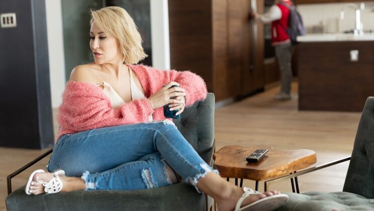 [FamilySinners] - Ryan Keely's Stepson Can't Resist Her Big Tits and Ass - Ryan Keely - Joshua Lewis