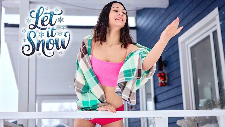 Roxy Muray Fingering Her Shaved Pussy Solo in Snow